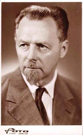 A. Končius (1965 m.) A. Končius Žemaičių dailės muziejui perdavė per tris tūkstančius eksponatų – dokumentų, laiškų, rankraščių, miniatiūrinių drožinių, asmeninių daiktų iš savo šeimos archyvo. Nuotrauka iš Žemaičių dailės muziejaus fondų A. Končius (1965 m.) A. Končius Žemaičių dailės muziejui perdavė per tris tūkstančius eksponatų – dokumentų, laiškų, rankraščių, miniatiūrinių drožinių, asmeninių daiktų iš savo šeimos archyvo. Nuotrauka iš Žemaičių dailės muziejaus fondų