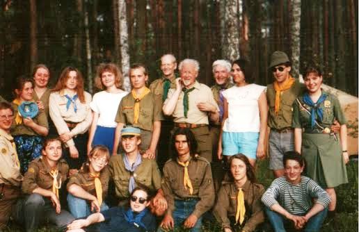 A. Končius skautų grupės viduryje. Šalia jo iš dešinės – J. Buzaitytė. Pirmojoje Akademinės skaučių draugovės ir korporacijos „Vytis“ stovykloje (1990 m.) Rasos Sprangauskaitės-Bernotienės asmeninio archyvo nuotrauka