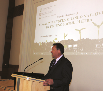 Konferencijos dalyvius sveikina Žemės ūkio viceministras Albinas Ežerskis