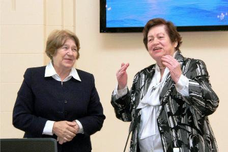 Prof. V. Vasiliauskienė sutiktuvių dalyviams pristato autorę Prof. V. Vasiliauskienė sutiktuvių dalyviams pristato autorę