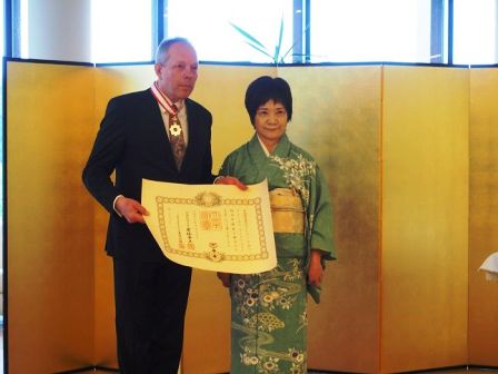 Japonijos ambasados nuotraukoje – prof. R. Vaitkaus apdovanojimas