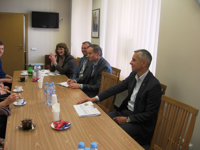 Seimo nariai Povilas Urbšys (pirmas iš dešinės) ir Rima Baškienė (centre) su studentais aptaria ilgalaikio bendradarbiavimo planus Seimo nariai Povilas Urbšys (pirmas iš dešinės) ir Rima Baškienė (centre) su studentais aptaria ilgalaikio bendradarbiavimo planus