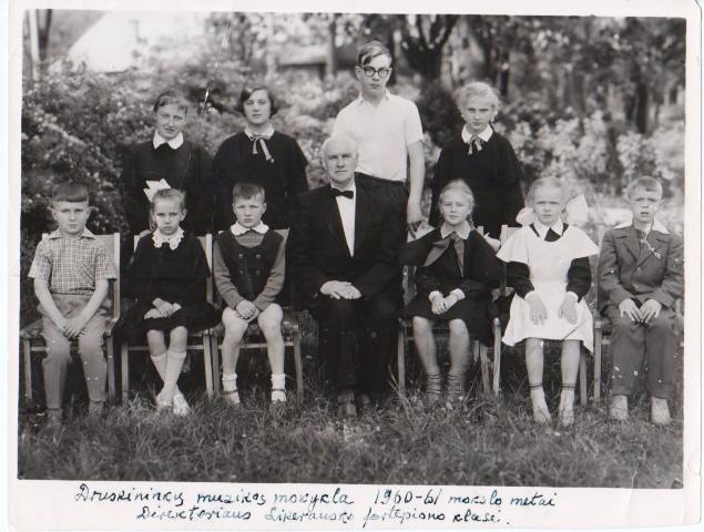 Druskininkų vaikų muzikos mokyklos mokiniai su mokytoju A. Likerausku. Archyvinė nuotr.