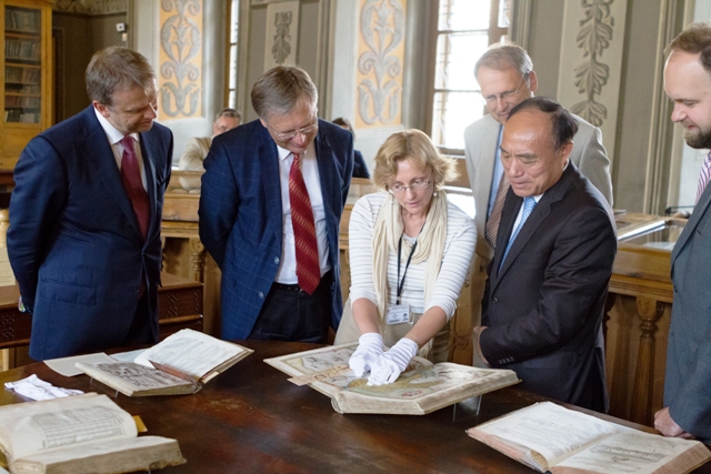 Svečiai universiteto bibliotekoje susipažino su  K. Semenavičiaus veikalu „Didysis artilerijos  menas“. V. Jadzgevičiaus nuotraukos