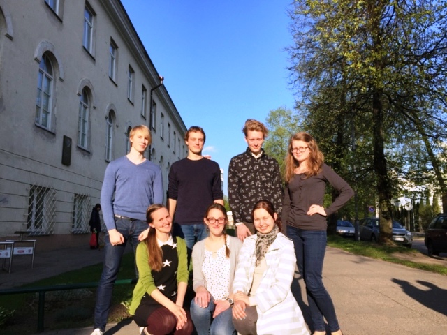 Konkursui besirengianti VU komanda. Priekyje (iš kairės): Ingrida Olendraitė, Ieva savickytė, Barbora Bajorinaitė. stovi: Danielius Dvareckas, Šarūnas Tumas, Mykolas Bendorius, Ieva Rauluševičiūtė Konkursui besirengianti VU komanda. Priekyje (iš kairės): Ingrida Olendraitė, Ieva savickytė, Barbora Bajorinaitė. stovi: Danielius Dvareckas, Šarūnas Tumas, Mykolas Bendorius, Ieva Rauluševičiūtė