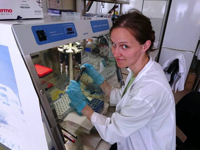 Laboratorijoje – Ingrida Olendraitė ir Šarūnas Tumas Laboratorijoje – Ingrida Olendraitė ir Šarūnas Tumas
