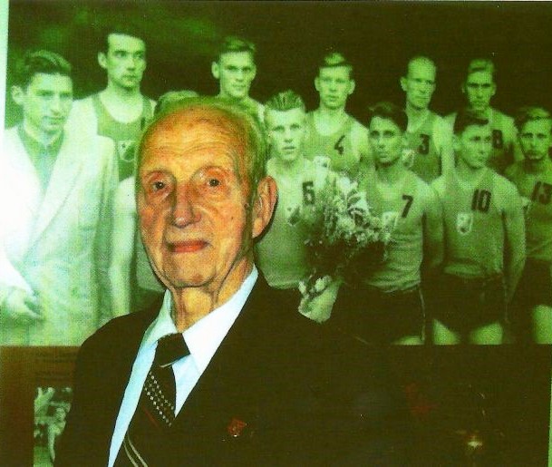 A. Kudzys po 60 metų prie Kauno „Žalgirio“, kuriame žaidė, stendo. A. Kudzys po 60 metų prie Kauno „Žalgirio“, kuriame žaidė, stendo.