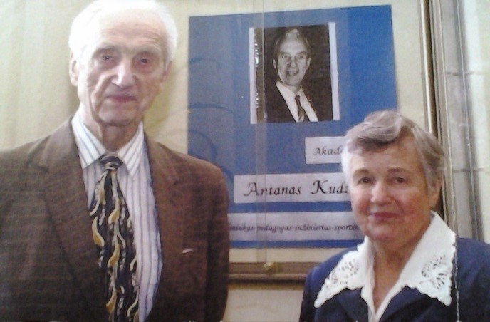 A. Kudzys su žmona Birute Mokslų akademijoje, kur buvo surengta jubiliejinė A. Kudzio darbų paroda (2005 m.) A. Kudzys su žmona Birute Mokslų akademijoje, kur buvo surengta jubiliejinė A. Kudzio darbų paroda (2005 m.)
