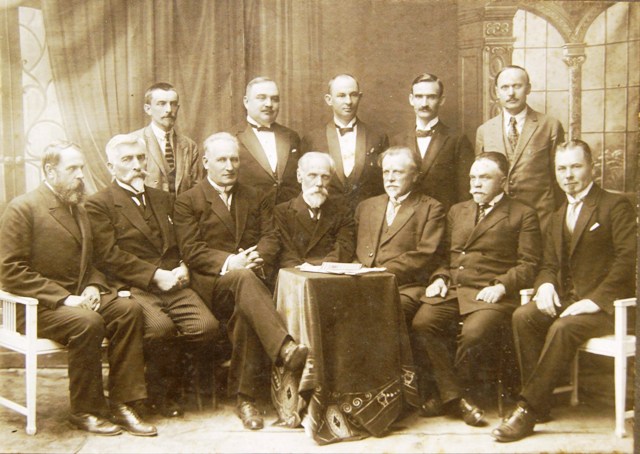 Lietuvos universiteto Technikos fakulteto taryba su pirmaisiais absolventais (1927 m.) Lietuvos universiteto Technikos fakulteto taryba su pirmaisiais absolventais (1927 m.)