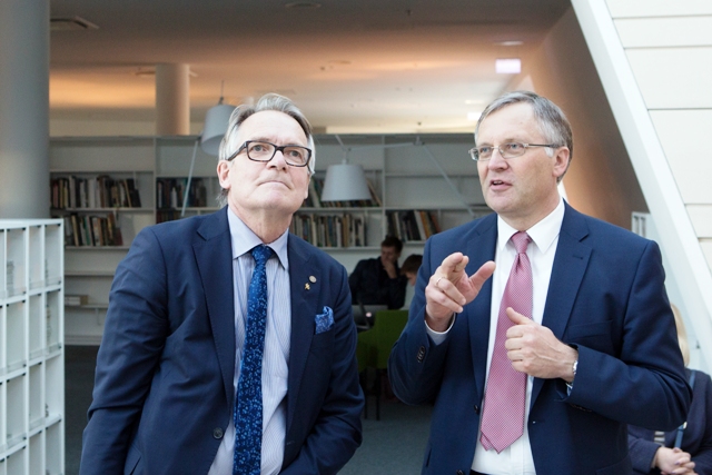 Švedijos Lundo universiteto vadovas prof. Torbjörnas von Schantzas (kairėje) ir Vilniaus  universiteto rektorius prof. Artūras Žukauskas. V. Jadzgevičiaus nuotrauka