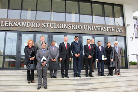 Indijos žemės ūkio ministro vadovaujama  delegacija prie Aleksandro Stulginskio  universiteto centrinių rūmų. Viduryje – ASU  rektorius prof. A. Maziliauskas, šeštasis iš  kairės - Indijos žemės ūkio ministras Mohanbhai  Kundaraiya. ASU foto archyvo nuotraukos