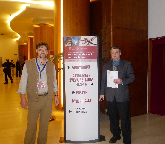 Lietuvos sveikatos mokslų universiteto atstovai doc. dr. E. Peičius (kairėje) ir doc. dr. Raimundas Kaminskas viešbučio „Royal Continental“ vestibiulyje, Neapolyje (Italijoje)