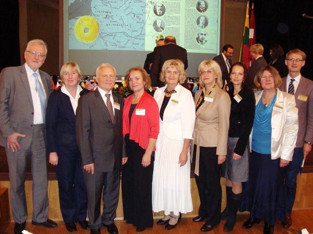 Iš kairės: prof. habil. dr. Maris Baltinis (Māris Baltiņš),doc. dr. Regina Kvašytė, prof. habil. dr. Bonifacas Stundžia, prof. dr. Genovaitė Kačiuškienė, prof. habil. dr. Dacė Markus (Dace Markus), prof. habil. dr. Ina Druvietė (Ina Druviete), dr. Solveiga Čeiranė (Solveiga Čeirane), prof. dr. Ana Vulanė (Anna Vulāne), doc. dr. Jurgis Pakerys. Baltų centro nuotr. Iš kairės: prof. habil. dr. Maris Baltinis (Māris Baltiņš),doc. dr. Regina Kvašytė, prof. habil. dr. Bonifacas Stundžia, prof. dr. Genovaitė Kačiuškienė, prof. habil. dr. Dacė Markus (Dace Markus), prof. habil. dr. Ina Druvietė (Ina Druviete), dr. Solveiga Čeiranė (Solveiga Čeirane), prof. dr. Ana Vulanė (Anna Vulāne), doc. dr. Jurgis Pakerys. Baltų centro nuotr.