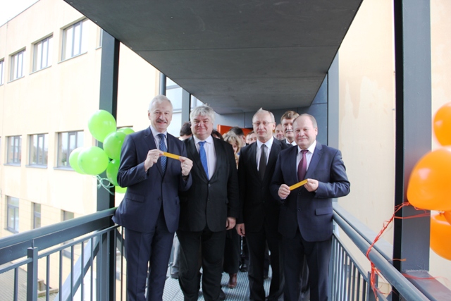 Naujojo centro atidarymas. Iš kairės: Ūkio ministras Evaldas Gustas, Vyriausybės vicekancleris dr. Rimantas Vaitkus, ASU rektrorius, prof. Antanas Maziliauskas Naujojo centro atidarymas. Iš kairės: Ūkio ministras Evaldas Gustas, Vyriausybės vicekancleris dr. Rimantas Vaitkus, ASU rektrorius, prof. Antanas Maziliauskas