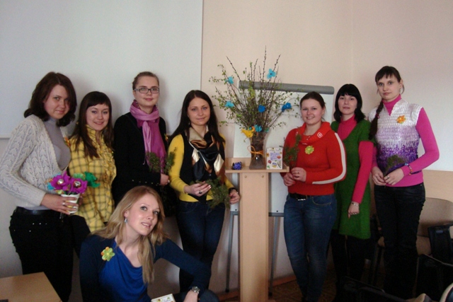 Baltų centro atvirų durų diena. Popietės „Apie gėles per gėles“ rengėjos – ŠU IV kurso lituanistės (2011). Baltų centro archyvo nuotraukos