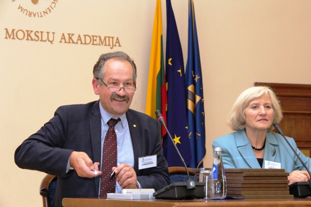 Plenarinės sesijos moderatoriai: akad. Zenonas Dabkevičius ir LMA skyriaus sekretorė dr. E. V. Narušytė