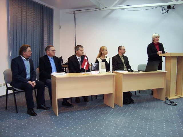 Iš kairės: Šiaulių universiteto profesorius dr. Skirmantas Valentas, Lietuvos istorijos instituto darbuotojas dr. Dangiras Mačiulis, Lietuvių literatūros ir tautosakos instituto mokslo darbuotojai dr. Manfredas Žvirgždas, dr. Laura Laurušaitė ir dr. Vigmantas Butkus, asociacijos „Baltų centras“ vadovė Regina Kvašytė Iš kairės: Šiaulių universiteto profesorius dr. Skirmantas Valentas, Lietuvos istorijos instituto darbuotojas dr. Dangiras Mačiulis, Lietuvių literatūros ir tautosakos instituto mokslo darbuotojai dr. Manfredas Žvirgždas, dr. Laura Laurušaitė ir dr. Vigmantas Butkus, asociacijos „Baltų centras“ vadovė Regina Kvašytė