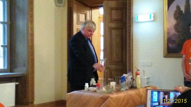 Doc. Rimantas Vaitkus demonstruoja bandymą su žvake Doc. Rimantas Vaitkus demonstruoja bandymą su žvake