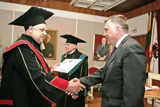 Šiaulių universiteto garbės nario apdovanojimo ceremonija. Apdovanojimą UAB „Salda“ generaliniam direktoriui Petrui Baronui įteikia ŠU rektorius prof. Donatas Jurgaitis