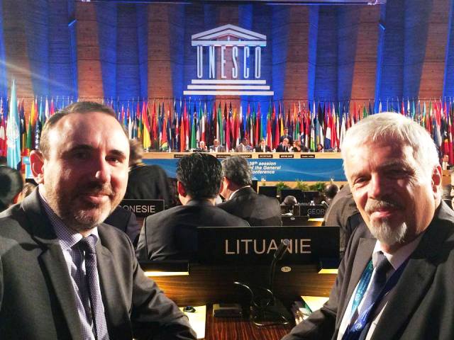 Lietuvos Respublikos ambasadorius prie UNESCO Arūnas Gelūnas ir LR Seimo Švietimo, mokslo ir kultūros komiteto pirmininkas Raimundas Paliukas