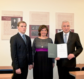 Memorialinėje auditorijoje (iš kairės):  Gediminas Aleksa, Astrida Miceikienė ir  Valentinas Aleksa, laikantis Aleksandro  Stulginskio universiteto liudijimą, kad  auditorijai suteiktas prof. J. P. Aleksos vardas.  Aldonos Zykutės nuotraukos