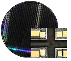 Padėklas (wafer) su daug elektronikos grandynų (čipų), keturių tokių elementų kampai po atskyrimo įrėžus lazeriu