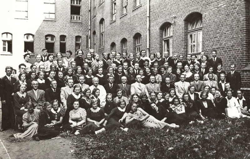 Pedagoginio instituto Klaipėdoje pirmoji laida. Centre sėdi direktorius V. Soblys, inspektorius M. Mačernis, lektoriai: J. Alekna, S. Sodeika, J. Martynaitis, S. Janušauskas. 1937 m. birželio 30 d. Nuotrauka iš Lietuvos nacionalinio muziejaus rinkinių. Pedagoginio instituto Klaipėdoje pirmoji laida. Centre sėdi direktorius V. Soblys, inspektorius M. Mačernis, lektoriai: J. Alekna, S. Sodeika, J. Martynaitis, S. Janušauskas. 1937 m. birželio 30 d. Nuotrauka iš Lietuvos nacionalinio muziejaus rinkinių.