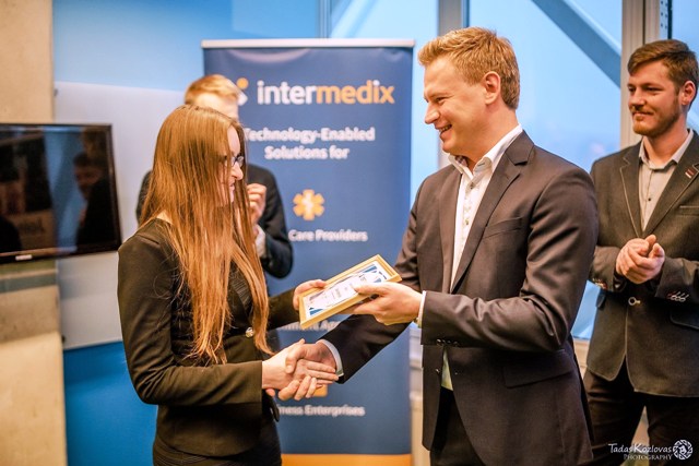 „Intermedix Lietuva“ direktorius Lukas Jankauskas teikia stipendiją studentei Dainai Ardzevičiūtei. KTU fotoarchyvo nuotr. „Intermedix Lietuva“ direktorius Lukas Jankauskas teikia stipendiją studentei Dainai Ardzevičiūtei. KTU fotoarchyvo nuotr.