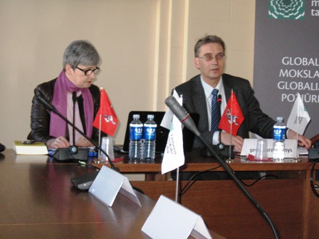 Programos „Valstybė ir tauta: paveldas ir tapatumas“ vykdymo grupės pirmininkė prof. Rita Šerpytytė ir prof. Jūras Banys. Programos „Valstybė ir tauta: paveldas ir tapatumas“ vykdymo grupės pirmininkė prof. Rita Šerpytytė ir prof. Jūras Banys.