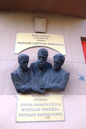 Memorialinė lenta pirmosios lietuvių gimnazijos steigėjams: Povilui Gaidelioniui, Jonui Basanavičiui, Mykolui Biržiškai, atidengta, minint gimnazijos šimtmetį