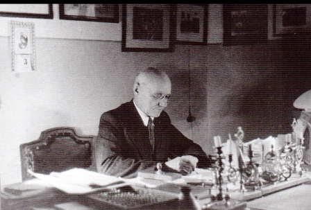 Direktorius Marcelinas Šikšnys savo darbo kabinete. Gimnazijos archyvo nuotr.