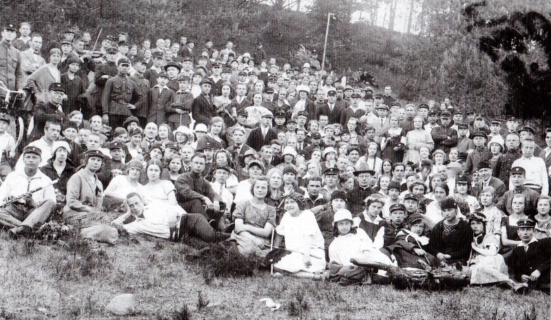 Vytauto Didžiojo gimnazijos ir Mokytojų seminarijos moksleiviai su mokytojais išvykoje Verkių apylinkėse 1925 m.