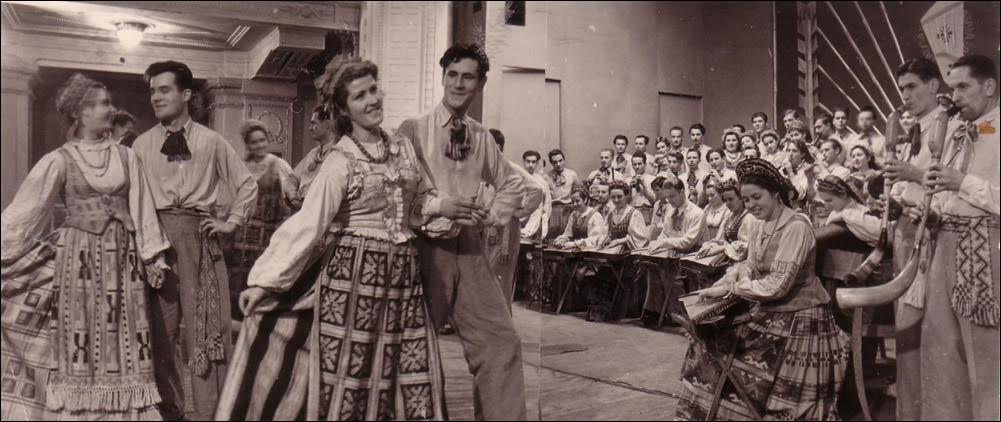 Lietuvos valstybiniame dainų ir šokių ansamblyje (1944–1946). Antroje poroje – A. Jackevičius. Asmeninio archyvo nuotr.