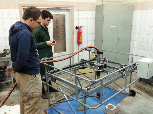 Doktorantas E. Šerelis ir magistrantas  M. Lazauskas stebi pirmuosius 3D spausdintuvo  bandymus