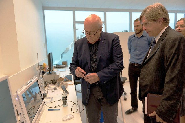 KTU prof. A. Ragauskas ir NASA atstova Gary L. Martinas . KTU fotoarchyvo nuotraukos KTU prof. A. Ragauskas ir NASA atstova Gary L. Martinas . KTU fotoarchyvo nuotraukos