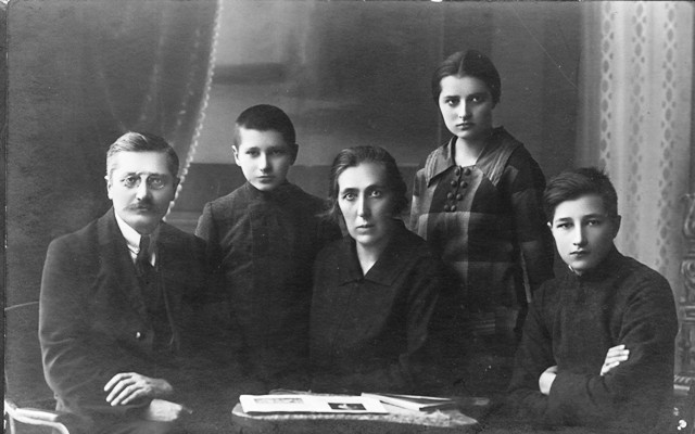 Prof. Konrado Juozo Aleksos šeima. Iš kairės: K. J. Aleksa, sūnus Valentinas, žmona Marija Aleksienė,  duktė Zofija, sūnus Viktoras. Apie 1925 m. daryta asmeninio archyvo nuotrauka