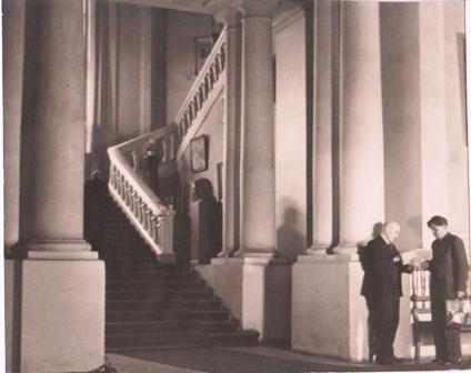 Vladas Lašas ir Vytautas Vazalinskas dabartinės Lietuvos mokslų akademijos Vrublevskių bibliotekos vestibiulyje. Tuo metu šiame pastate veikė MA prezidiumas ir centrinė biblioteka. Vilnius, 1948. LMAVB RSS, Fg. 1-1235/2. Vladas Lašas ir Vytautas Vazalinskas dabartinės Lietuvos mokslų akademijos Vrublevskių bibliotekos vestibiulyje. Tuo metu šiame pastate veikė MA prezidiumas ir centrinė biblioteka. Vilnius, 1948. LMAVB RSS, Fg. 1-1235/2.