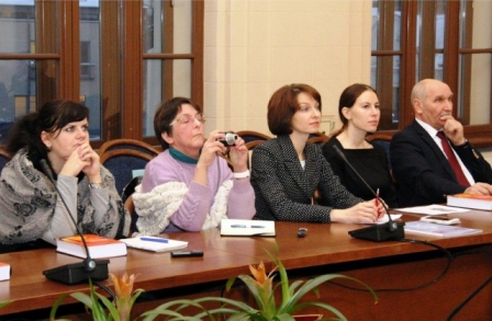 Antra iš dešinės Lygių galimybių kontrolierė Agneta  Lobačevskytė, trečia iš dešinės MRU Lyčių tyrimų laboratorijos  vadovė dr. Eglė Krinickienė. MRU fotoarchyvo nuotr.
