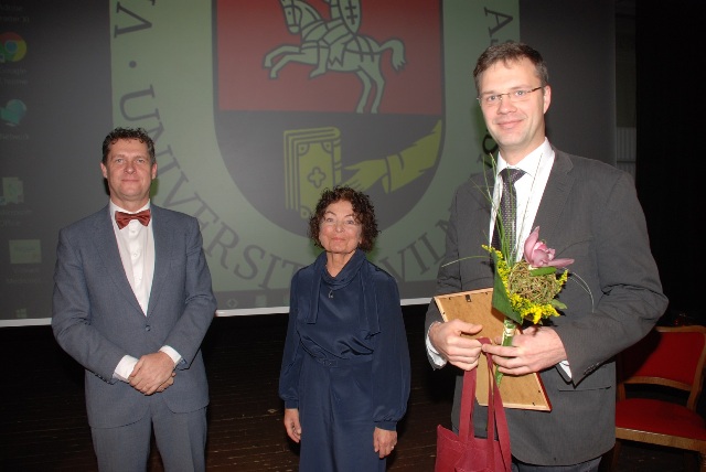 VMD pirmininkas prof. A. Utkus, docentė  D. Triponienė ir diplomu už geriausią mokslo  darbą apdovanotas dr. G. Kvedaras
