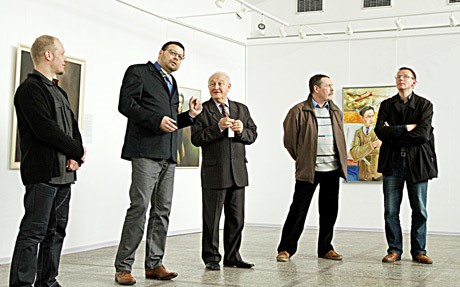 Idėjos iniciatorius ir dailininkai – pirmieji portretų kūrėjai Šiaulių universiteto dailės galerijoje. Iš kairės: Egidijus Darulis, Kornelijus Užuotas, prof. Vaclovas Tričys, Bonaventūras Šaltis ir Voldemaras Barakauskas