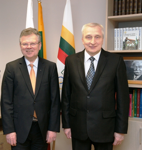 Konferencijos mokslinio komiteto pirmininkas doc. dr. Artūras Poviliūnas ir Pasaulio lietuvių sporto asociacijos prezidentas Valentinas Aleksa