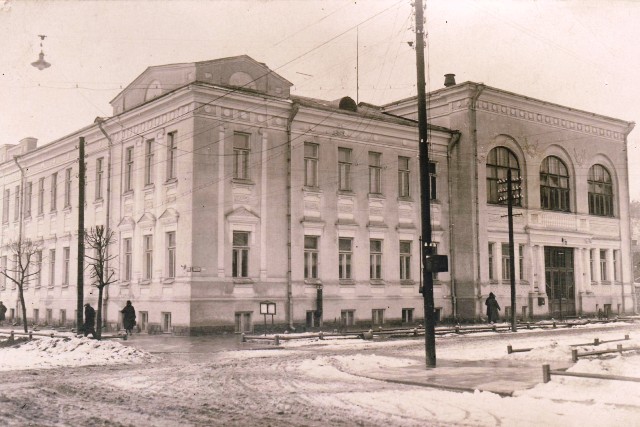 Buvusioje komercijos mokykloje 1920 m. įsikūrė Aukštieji kursai