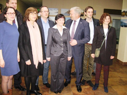 Rebecca Harms (antra iš kairės) tarp konferencijos dalyvių. Trečias iš dešinės - Lietuvai atstovaujantis Europos Parlamento narys Bronis Ropė. J. Jasaičio nuotr.