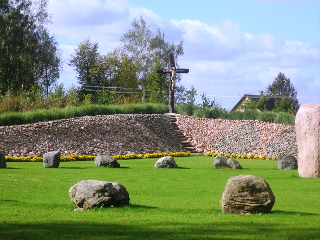 Ūkininko Gedimino Ališausko sodyboje sukurtas akmenų ansamblis,  įamžinantis tautos kelią
