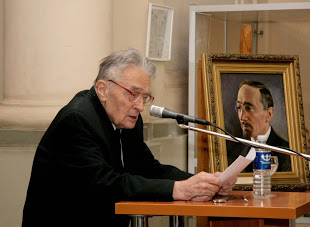 Dr. Julius Šalkauskis šalia Julijos Šalkauskienės  tapyto Stasio Šalkauskio portreto