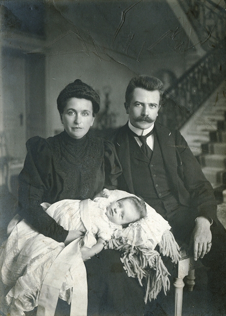 Autorei ši P. Mongirdaitės nuotrauka, kurioje įamžinti grafai Antanina Sofija ir Feliksas Tiškevičiai su kūdikiu Palangos rūmų vestibiulyje, tobuliausia. Kretingos muziejaus archyvo nuotr.