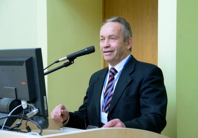 Pranešimą skaito LR aplinkos ministerijos viceministras Algirdas Genevičius