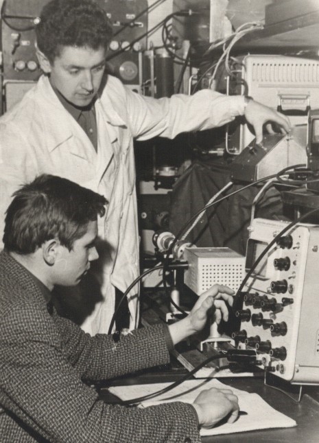 Pirmojo lazerio konstruktoriai J. Vaitkus (stovi) ir R. Baltramiejūnas (sėdi) prie jau nebe pirmojo lazerio