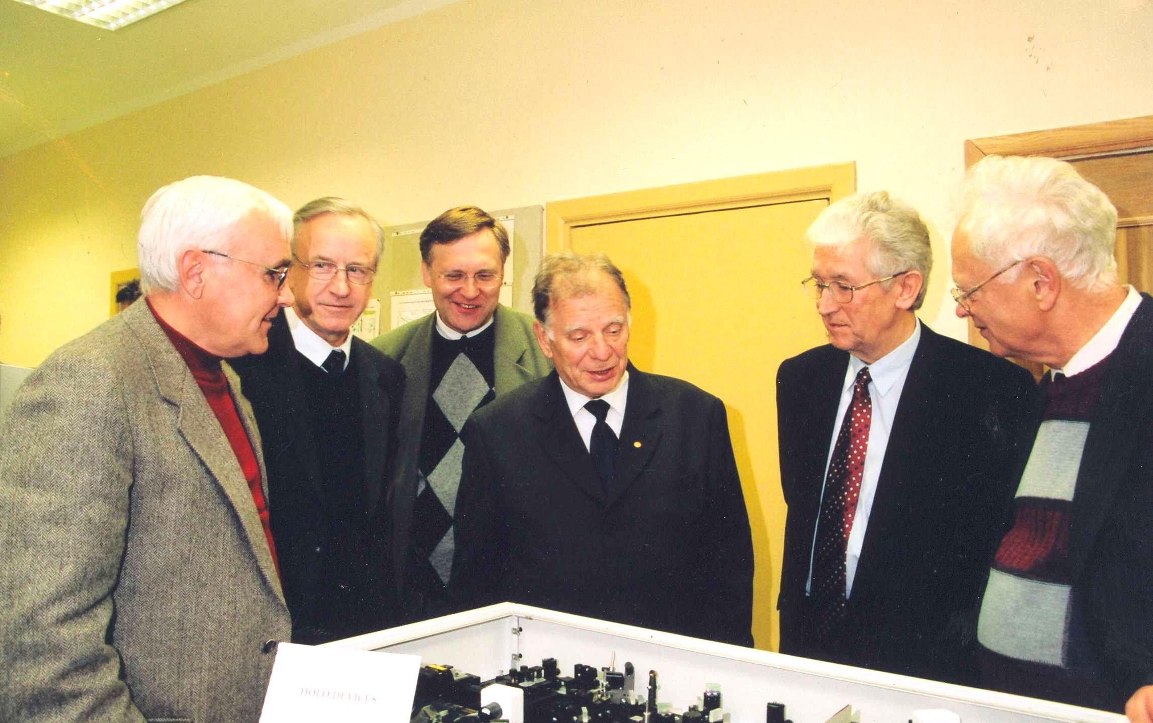 Prie prietaiso, kurio „brolis” jau dirba JAV. Prof. K. Jarašiūnas (kairėje) pasakoja Nobelio premijos laureatui akad. Ž. Alfiorovui (centre) apie dinaminių gardelių galimybes tirti puslaidininkius