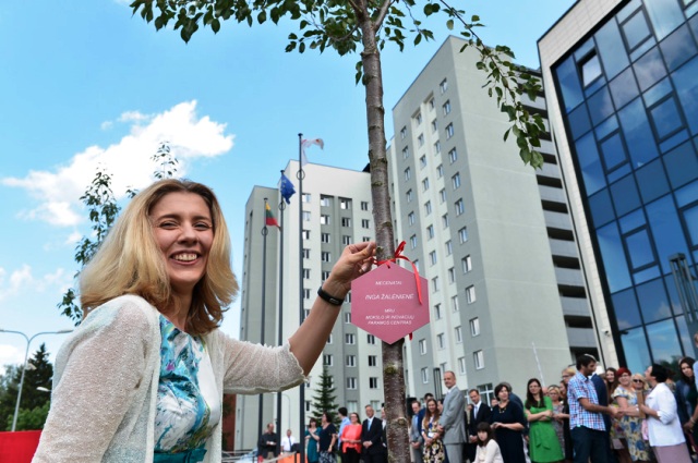 Prorektorė Inga Žalėnienė prie jai dedikuoto medelio Prorektorė Inga Žalėnienė prie jai dedikuoto medelio